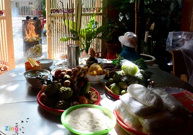 Thi nhau hứng tiền cúng cô hồn bằng lồng gà ở Sài Gòn