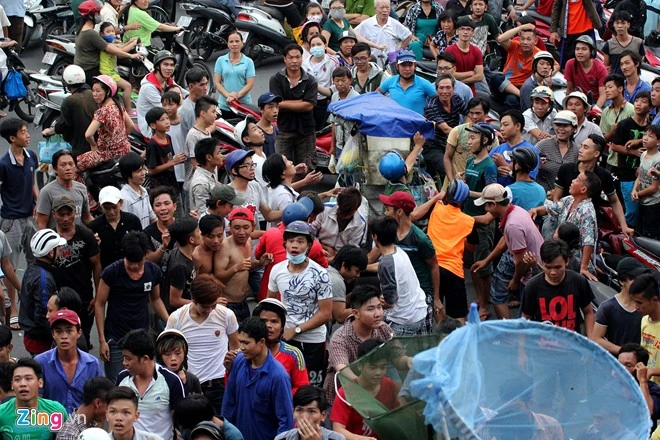 Thi nhau hứng tiền cúng cô hồn bằng lồng gà ở Sài Gòn