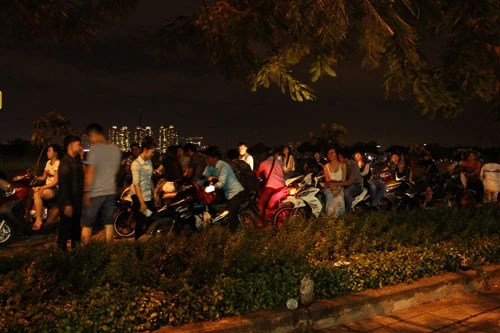 TP.HCM: Người dân háo hức xem pháo hoa ảnh 11