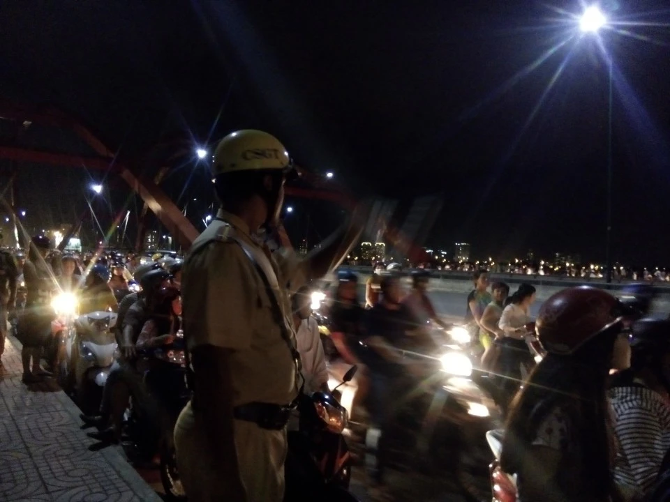 TP.HCM: Người dân háo hức xem pháo hoa ảnh 17