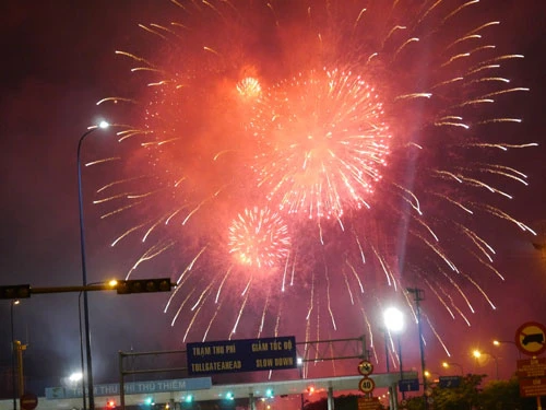 TP.HCM: Người dân háo hức xem pháo hoa ảnh 6