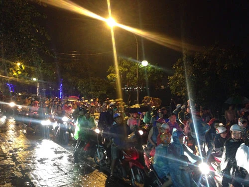 Hà Nội: Người dân đội mưa đi xem pháo hoa ảnh 5