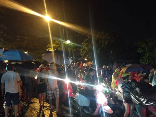 Hà Nội: Người dân đội mưa đi xem pháo hoa ảnh 3