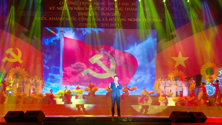 TP.HCM: Người dân háo hức xem pháo hoa ảnh 20