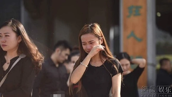 diễn viên, bị sát hại, đám tang