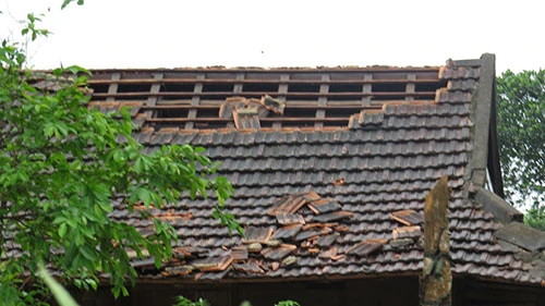 Quảng Bình: Lốc xoáy làm 54 ngôi nhà bị tốc mái ảnh 1