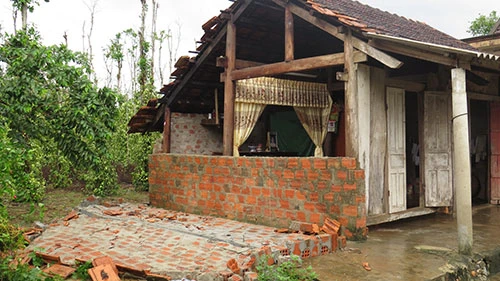 Quảng Bình: Lốc xoáy làm 54 ngôi nhà bị tốc mái ảnh 4