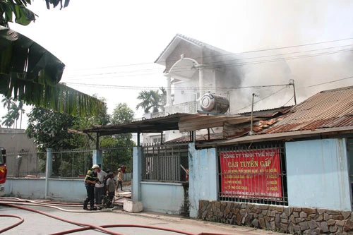 Lửa lớn thiêu rụi xưởng may, hàng trăm người dân hoảng hốt ảnh 3