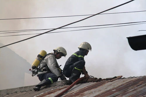 Lửa lớn thiêu rụi xưởng may, hàng trăm người dân hoảng hốt ảnh 5