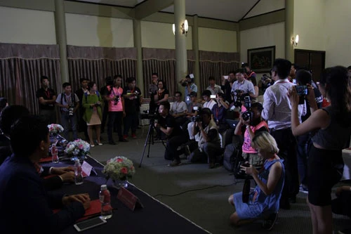 Tân Hoa hậu Phạm Thị Hương không trả lời việc phẫu thuật thẩm mỹ ảnh 4