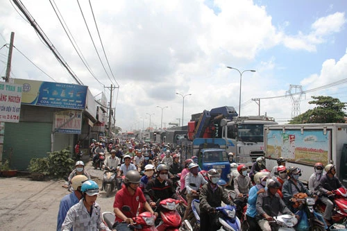 Bé trai bảy tuổi bị xe container cán nát chân ảnh 4