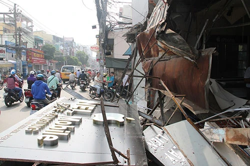 Xe chở rác húc sập ba căn nhà ảnh 2