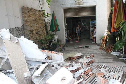 Xe chở rác húc sập ba căn nhà ảnh 4