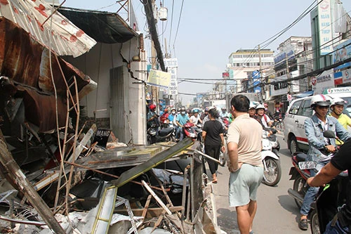 Xe chở rác húc sập ba căn nhà ảnh 8