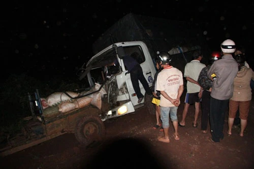 Xe tải mất thắng tông xe máy cày, 5 người trọng thương ảnh 1