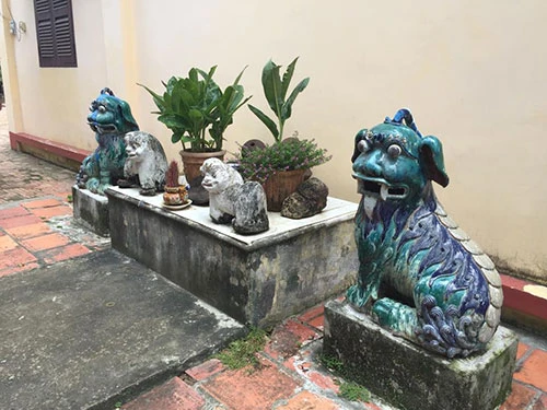 Kỳ lạ ngôi miếu thờ hai viên đạn cùng mảnh vỡ khẩu đại bác ảnh 10