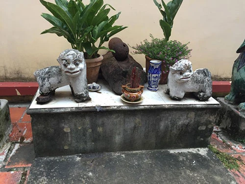 Kỳ lạ ngôi miếu thờ hai viên đạn cùng mảnh vỡ khẩu đại bác ảnh 11