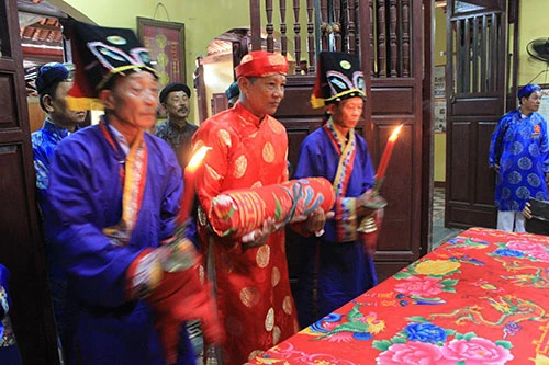 Kỳ lạ ngôi miếu thờ hai viên đạn cùng mảnh vỡ khẩu đại bác ảnh 3