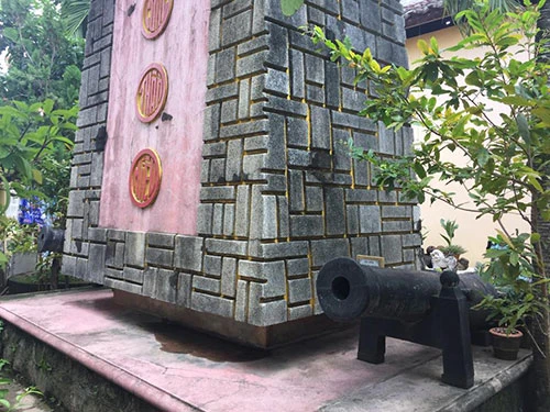 Kỳ lạ ngôi miếu thờ hai viên đạn cùng mảnh vỡ khẩu đại bác ảnh 7