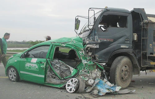 Xe tải tông nát xe taxi, bốn người bị thương ảnh 1