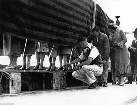 Các thí sinh xếp hàng để được chấm điểm vẻ đẹp mắt cá chân. Cuộc thi có 4 giám khảo gồm 3 nam và 1 nữ. Ảnh chụp năm 1932.