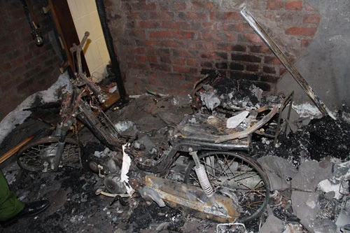 Xe ô tô cháy rụi sau tiếng nổ lớn ảnh 2