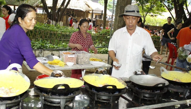  Nghệ nhân Cần Thơ mang món bánh xèo đến Bảo tàng Dân tộc học Việt Nam dịp tết trung thu 2015 - Ảnh: Đức Triết. 