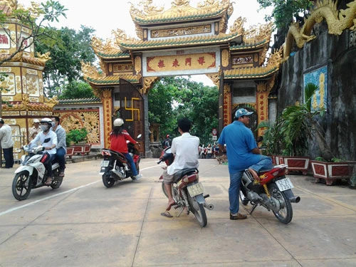 Cảnh bát nháo tại di tích quốc gia chùa núi Châu Thới ảnh 5