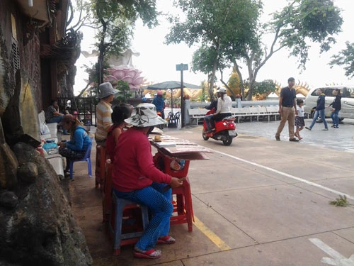 Cảnh bát nháo tại di tích quốc gia chùa núi Châu Thới ảnh 6