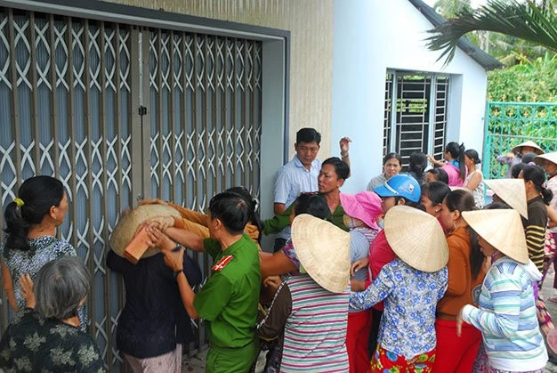 Công an ngăn cản con hụi đập phá tài sản nhà bà Tư. Ảnh: Hoài Thương.