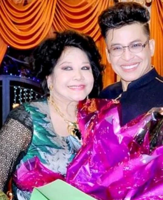 Thanh Bạch giải thích bức ảnh được cho là ảnh cưới chỉ là chụp cho vui trong một sự kiện.