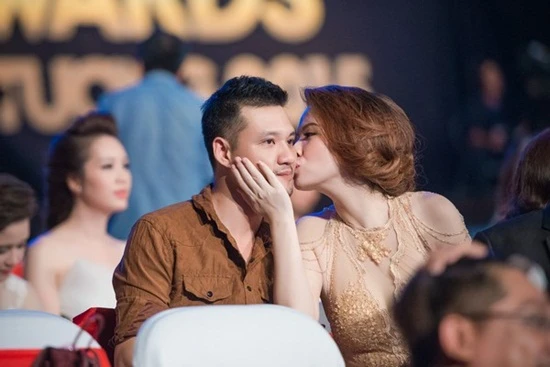 Hoàng Thùy Linh, Jennifer Phạm, Đông Nhi, Thủy Tiên, Công Vinh