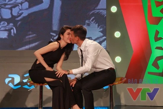 Hoàng Thùy Linh, Jennifer Phạm, Đông Nhi, Thủy Tiên, Công Vinh