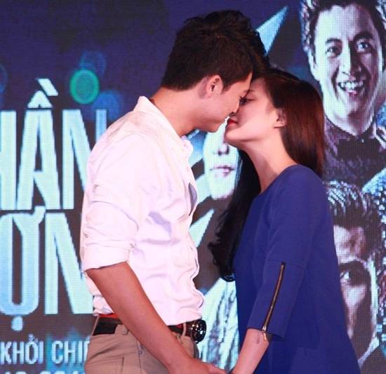 Hoàng Thùy Linh, Jennifer Phạm, Đông Nhi, Thủy Tiên, Công Vinh