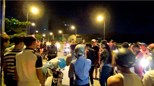 Trộm xe máy, bị truy đuổi nhảy xuống sông trốn dưới đám bèo ảnh 2