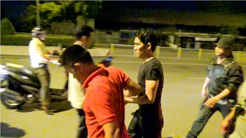 Trộm xe máy, bị truy đuổi nhảy xuống sông trốn dưới đám bèo ảnh 3