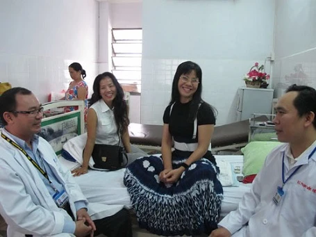 Ngay cả khi nằm trên giường bệnh Ánh Tuyết cũng truyền sự lạc quan cho người khác.