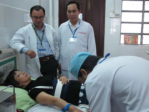 Hình ảnh Ánh Tuyết phải cố định cột sống lưng bằng nẹp trong lần phẫu thuật cột sống năm 2011.