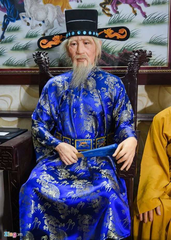 Đến sân khấu lấy so đo Hoài Linh để làm tượng sáp