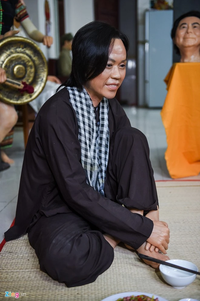 Đến sân khấu lấy so đo Hoài Linh để làm tượng sáp