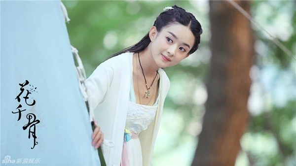 “Hoa Thiên Cốt” Triệu Lệ Dĩnh thuộc top sao nữ bị yêu cầu nên rút khỏi làng giải trí. Cô bị cáo buộc thẩm mỹ, nói dối tên tuổi và trình độ bản thân. Một vài nguồn tin nội bộ tiết lộ Triệu Lệ Dĩnh là phụ nữ đa tình, có mới nới cũ. Năm xưa cũng vì Trần Hiểu, cô sẵn sàng bỏ rơi tài tử Cao Tử Kỳ (hiện là chồng Chae Rim). “Hoa Thiên Cốt” Triệu Lệ Dĩnh thuộc Top sao nữ bị yêu cầu nên rút khỏi làng giải trí. Cô bị cáo buộc thẩm mỹ, nói dối tên tuổi và trình độ bản thân. Một vài nguồn tin nội bộ tiết lộ, Triệu Lệ Dĩnh là phụ nữ đa tình, có mới nới cũ. Năm xưa cũng vì Trần Hiểu, cô sẵn sàng bỏ rơi tài tử Cao Tử Kỳ (hiện là chồng Chae Rim).