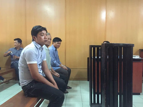 Vì đống phân bò, cha con, hàng xóm kéo nhau hầu tòa ảnh 1