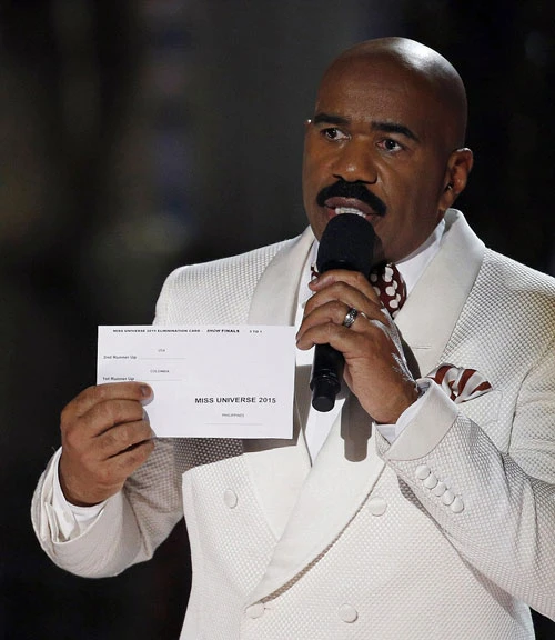 mc-miss-universe-bi-nem-da-toi-ta-vi-cong-bo-nham-hoa-hau-1