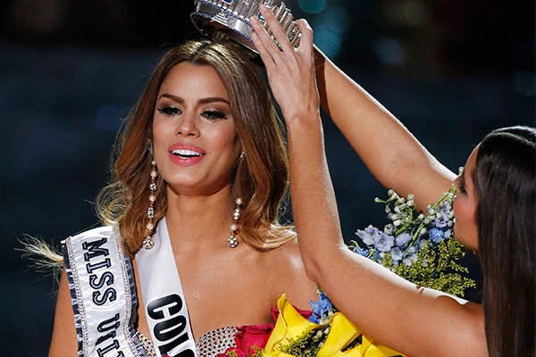  Ariadna Gutierrez vẫn là hoa hậu hoàn vũ với người dân Colombia dù cô chỉ được đội vương miện trong vài phút 
