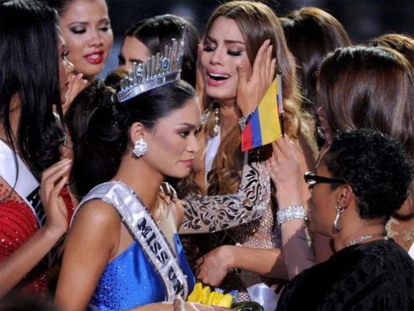 tan-hoa-hau-hoan-vu-bung-mat-khoc-trong-hau-truong-1