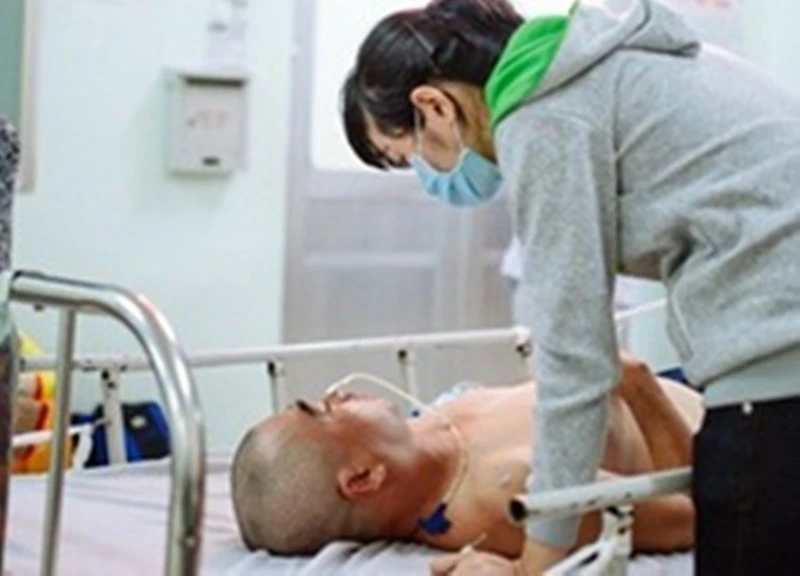 Vợ diễn viên Nguyễn Hoàng bên cạnh chồng trước khi vào phòng mổ