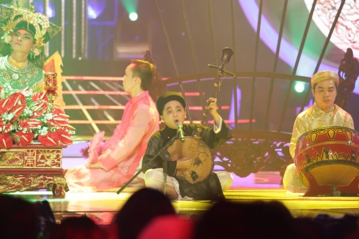 Hoàng Quân gây bất ngờ khi mặc áo dài, khăn đóng hóa thân thành Nghệ nhân dân gian Trọng Quỳnh với Hát chầu văn bát.