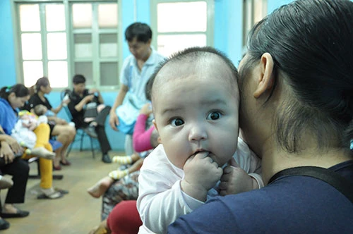 TP.HCM: Cả gia đình đi lấy số tiêm vaccine dịch vụ ảnh 4