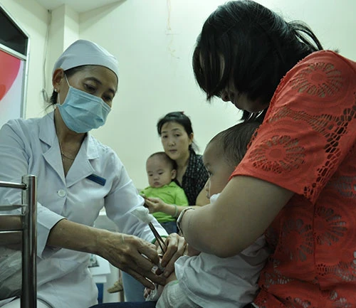 TP.HCM: Cả gia đình đi lấy số tiêm vaccine dịch vụ ảnh 6