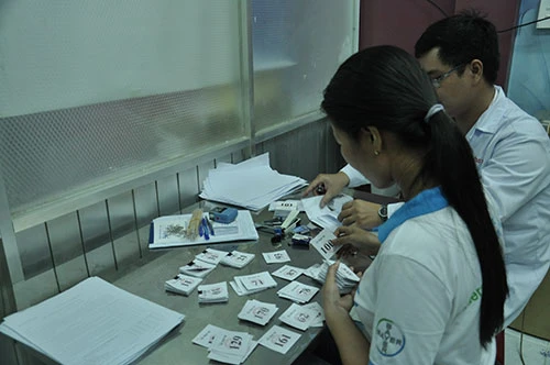 TP.HCM: Cả gia đình đi lấy số tiêm vaccine dịch vụ ảnh 12